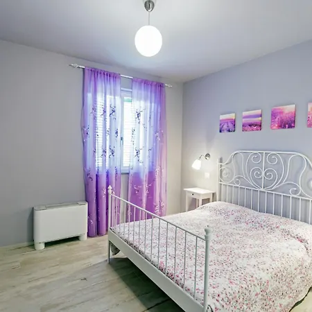 Il Profumo Dei Tigli R&b, Elegante Casa Nuova A Bed & Breakfast 3*